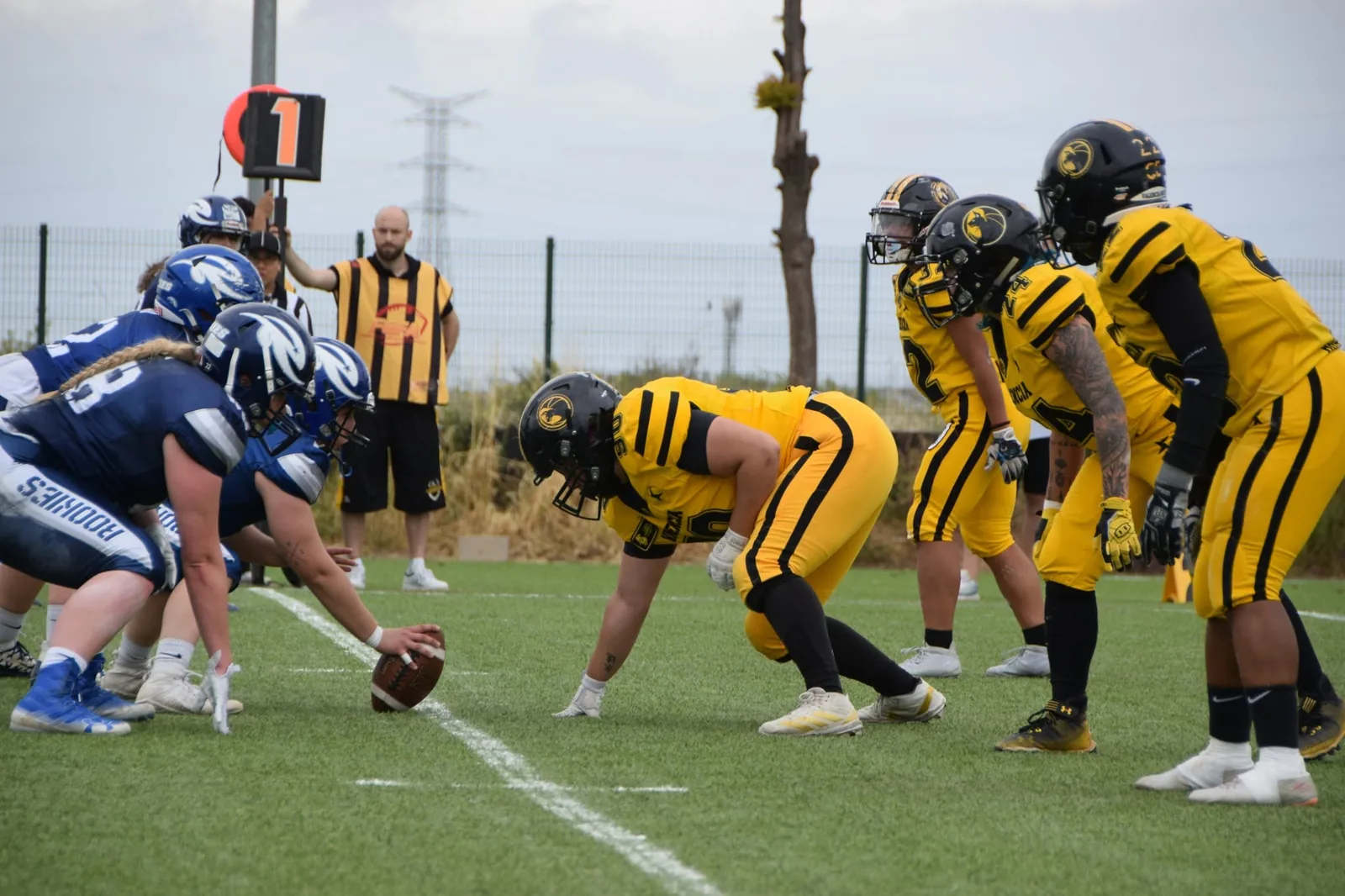 Línea de scrimmage en un partido de la LNFA Femenina, la liga de fútbol americano femenino en España